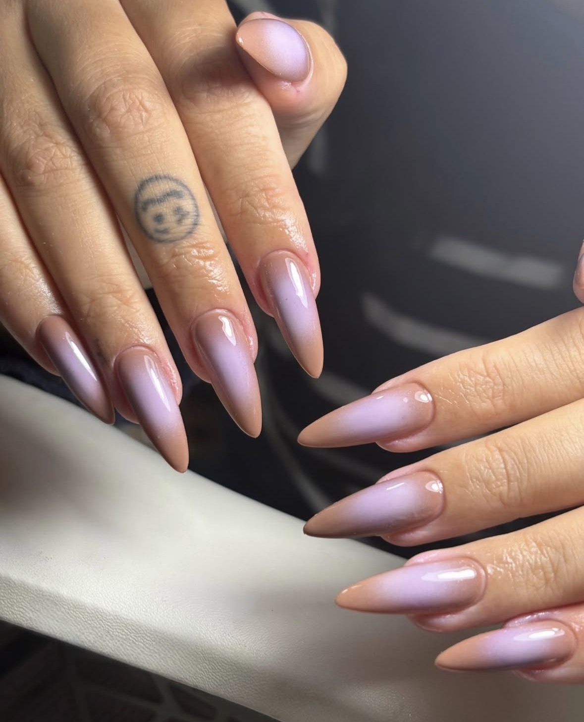 Uñas largas en tonos lilas realizadas por Sakura Nails
